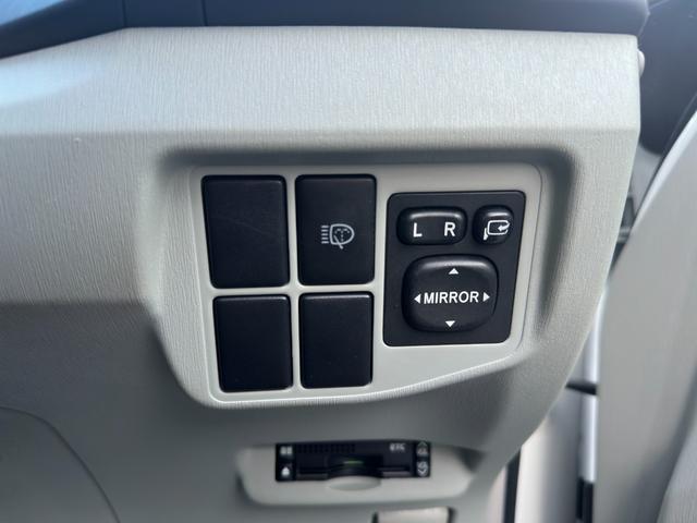 プリウス Ｓ　ＬＥＤエディション　１年保証付き／純正ナビ／Ｂｌｕｅｔｏｏｔｈ再生／ＴＶ視聴／ＥＴＣ／革巻きステアリング／ＬＥＤヘッドライト／オートライト／電動格納ミラー／スマートキー／衝突安全ボディ／盗難防止システム／禁煙車（28枚目）