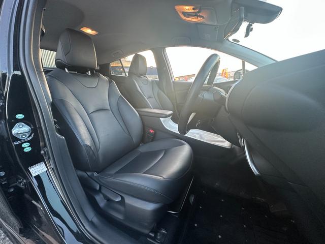 プリウス Aツーリングセレクション 1年保証付き/TRDエアロ/黒革/純正9型ナビ/BSM/セーフティセンス/クルコン/シートヒーター/HUD/ドラレコ/バックカメラ/フルセグTV/BT再生/LEDヘッドライト/オートライト/電格ミラー(19枚目)