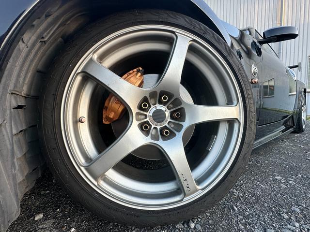 フェアレディZ バージョンS 6MT/R35ルックウェーバースポーツエアロ/GTウイング/エンケイRP03/ローダウン/セミバケ/MOMOステ/LEDテール/アルパインオーディオ/社外マフラー/ブレンボキャリパー/ETC(23枚目)