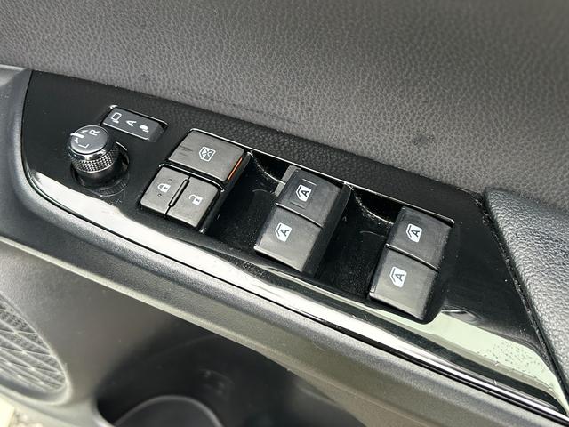 プリウス Ｓセーフティプラス　１年保証付き／モデリスタエアロ／禁煙車／レーダークルーズ／クリアランスソナー／純正ナビ／フルセグＴＶ／Ｂｌｕｅｔｏｏｔｈ再生／バックカメラ／ＥＴＣ／フォグランプ／革巻きステアリング（18枚目）