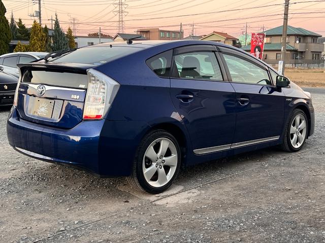 プリウス Ｓツーリングセレクション　１年保証付／禁煙車／純正ナビ／バックカメラ／ＴＶ視聴／ＥＴＣ／ＬＥＤヘッドライト／フォグランプ／メッキガーニッシュ／純正グレード専用１７ＡＷ／ヘッドライトウォッシャー／ＣＤ再生／オートライト（11枚目）