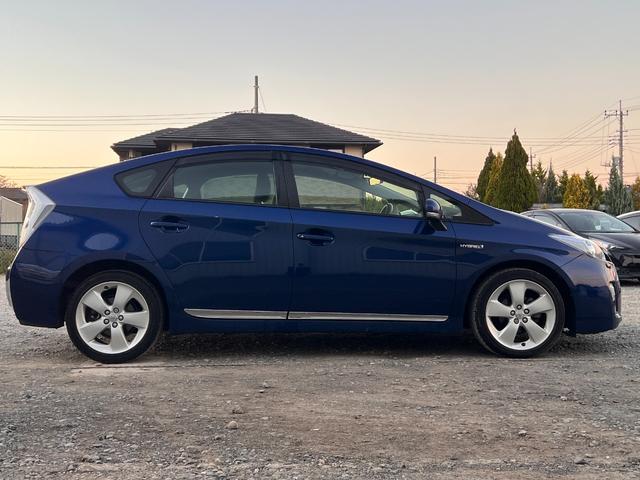 プリウス Ｓツーリングセレクション　１年保証付／禁煙車／純正ナビ／バックカメラ／ＴＶ視聴／ＥＴＣ／ＬＥＤヘッドライト／フォグランプ／メッキガーニッシュ／純正グレード専用１７ＡＷ／ヘッドライトウォッシャー／ＣＤ再生／オートライト（12枚目）