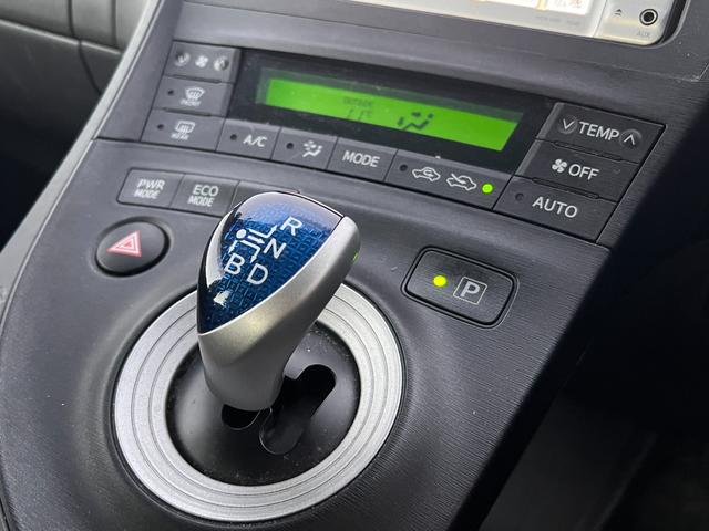 プリウス Ｓツーリングセレクション　１年保証付／禁煙車／純正ナビ／バックカメラ／ＴＶ視聴／ＥＴＣ／ＬＥＤヘッドライト／フォグランプ／メッキガーニッシュ／純正グレード専用１７ＡＷ／ヘッドライトウォッシャー／ＣＤ再生／オートライト（30枚目）