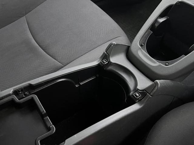 プリウス Ｓツーリングセレクション　１年保証付／禁煙車／純正ナビ／バックカメラ／ＴＶ視聴／ＥＴＣ／ＬＥＤヘッドライト／フォグランプ／メッキガーニッシュ／純正グレード専用１７ＡＷ／ヘッドライトウォッシャー／ＣＤ再生／オートライト（31枚目）