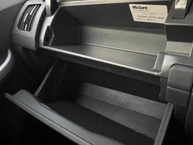 プリウス Ｓツーリングセレクション　１年保証付／禁煙車／純正ナビ／バックカメラ／ＴＶ視聴／ＥＴＣ／ＬＥＤヘッドライト／フォグランプ／メッキガーニッシュ／純正グレード専用１７ＡＷ／ヘッドライトウォッシャー／ＣＤ再生／オートライト（35枚目）