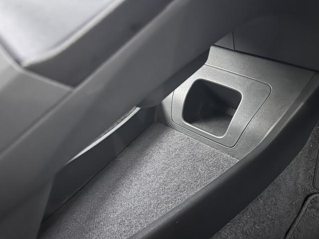 プリウス Ｓツーリングセレクション　１年保証付／禁煙車／純正ナビ／バックカメラ／ＴＶ視聴／ＥＴＣ／ＬＥＤヘッドライト／フォグランプ／メッキガーニッシュ／純正グレード専用１７ＡＷ／ヘッドライトウォッシャー／ＣＤ再生／オートライト（36枚目）