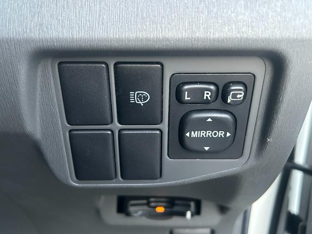 プリウス Ｓツーリングセレクション　１年保証付／カロッツェリアナビ／フルセグＴＶ／Ｂｌｕｅｔｏｏｔｈ再生／バックカメラ／ＥＴＣ／グレード専用１７ＡＷ／ＬＥＤヘッドライト／フォグランプ／ヘッドライトウォッシャー／オートライト／スマートキー（32枚目）