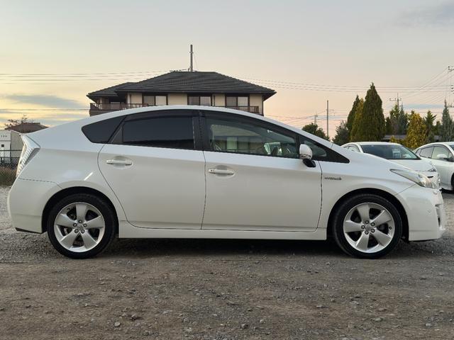 プリウス Ｓツーリングセレクション　１年保証付き／禁煙車／純正ナビ／ＬＥＤヘッドライト／フォグランプ／ＥＴＣ／Ｂカメラ／ＢＴ再生／ＴＶ視聴／ＣＤ・ＤＶＤ再生／ステアリングスイッチ／スマートキー／オートライト／パワーウィンドウ／電格ミラー（9枚目）