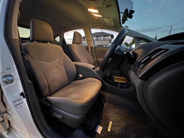 プリウス Ｓツーリングセレクション　１年保証付き／禁煙車／純正ナビ／ＬＥＤヘッドライト／フォグランプ／ＥＴＣ／Ｂカメラ／ＢＴ再生／ＴＶ視聴／ＣＤ・ＤＶＤ再生／ステアリングスイッチ／スマートキー／オートライト／パワーウィンドウ／電格ミラー（18枚目）