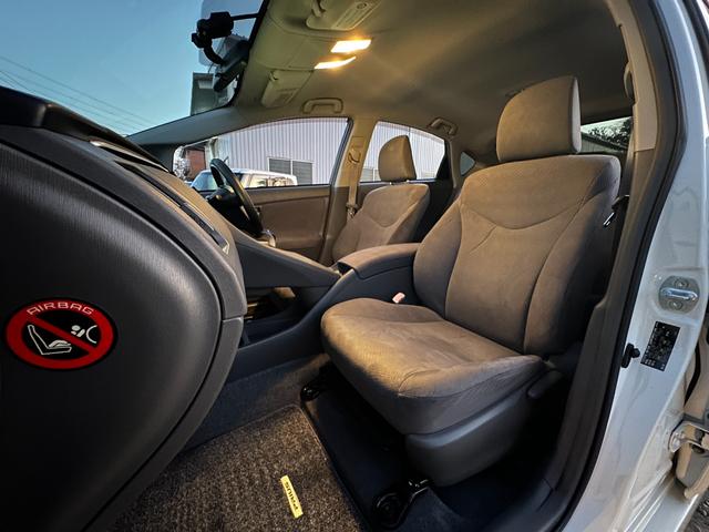 プリウス Ｓツーリングセレクション　１年保証付き／禁煙車／純正ナビ／ＬＥＤヘッドライト／フォグランプ／ＥＴＣ／Ｂカメラ／ＢＴ再生／ＴＶ視聴／ＣＤ・ＤＶＤ再生／ステアリングスイッチ／スマートキー／オートライト／パワーウィンドウ／電格ミラー（19枚目）