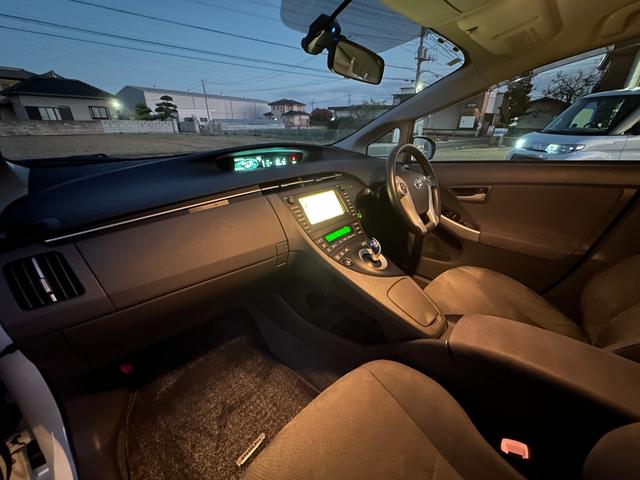 プリウス Ｓツーリングセレクション　１年保証付き／禁煙車／純正ナビ／ＬＥＤヘッドライト／フォグランプ／ＥＴＣ／Ｂカメラ／ＢＴ再生／ＴＶ視聴／ＣＤ・ＤＶＤ再生／ステアリングスイッチ／スマートキー／オートライト／パワーウィンドウ／電格ミラー（23枚目）