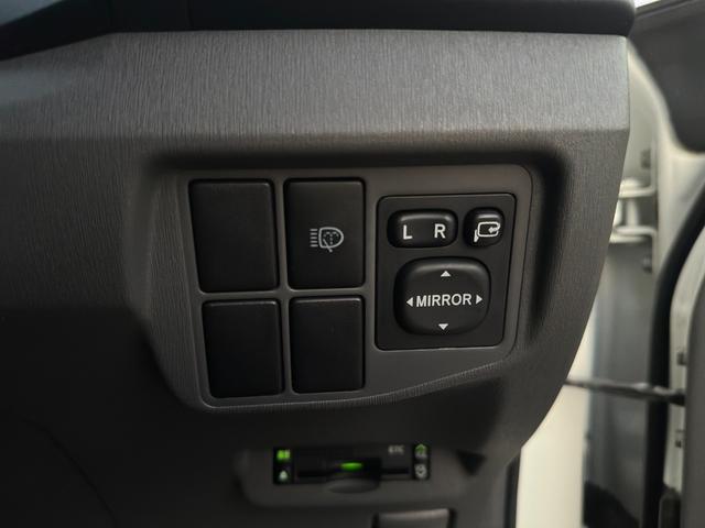 プリウス Ｓツーリングセレクション　１年保証付き／禁煙車／純正ナビ／ＬＥＤヘッドライト／フォグランプ／ＥＴＣ／Ｂカメラ／ＢＴ再生／ＴＶ視聴／ＣＤ・ＤＶＤ再生／ステアリングスイッチ／スマートキー／オートライト／パワーウィンドウ／電格ミラー（31枚目）