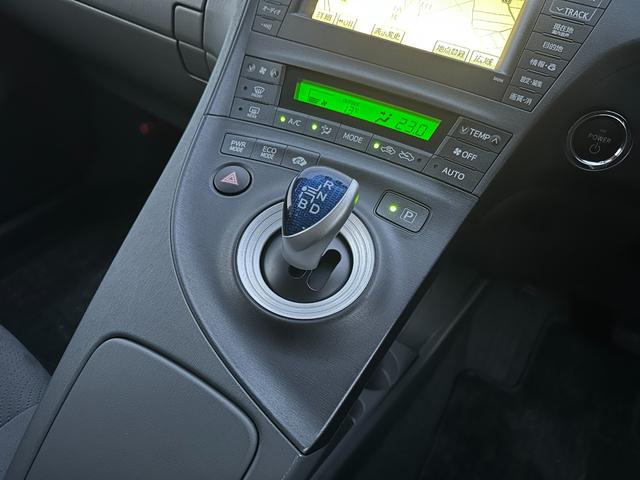 プリウス Ｓツーリングセレクション　１年保証付き／禁煙車／純正ナビ／ＬＥＤヘッドライト／フォグランプ／ＥＴＣ／Ｂカメラ／ＢＴ再生／ＴＶ視聴／ＣＤ・ＤＶＤ再生／ステアリングスイッチ／スマートキー／オートライト／パワーウィンドウ／電格ミラー（35枚目）