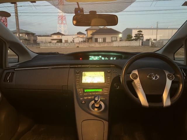 プリウス Ｓツーリングセレクション　１年保証付き／禁煙車／純正ナビ／ＬＥＤヘッドライト／フォグランプ／ＥＴＣ／Ｂカメラ／ＢＴ再生／ＴＶ視聴／ＣＤ・ＤＶＤ再生／ステアリングスイッチ／スマートキー／オートライト／パワーウィンドウ／電格ミラー（50枚目）