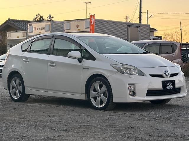 プリウス Ｓツーリングセレクション　１年保証付き／禁煙車／ＬＥＤヘッドライト／フォグランプ／ＥＴＣ／フルセグＴＶ／ＢＴ再生／ＣＤ・ＤＶＤ再生／オートライト／ステアリングスイッチ／パワーウィンドウ／電格ミラー／スマートキー／衝突安全ボディ（8枚目）