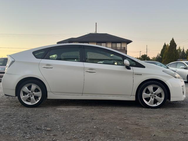 プリウス Ｓツーリングセレクション　１年保証付き／禁煙車／ＬＥＤヘッドライト／フォグランプ／ＥＴＣ／フルセグＴＶ／ＢＴ再生／ＣＤ・ＤＶＤ再生／オートライト／ステアリングスイッチ／パワーウィンドウ／電格ミラー／スマートキー／衝突安全ボディ（9枚目）