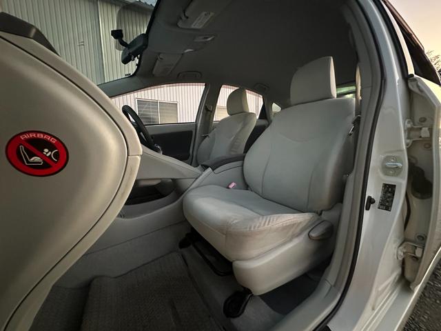 プリウス Ｓツーリングセレクション　１年保証付き／禁煙車／ＬＥＤヘッドライト／フォグランプ／ＥＴＣ／フルセグＴＶ／ＢＴ再生／ＣＤ・ＤＶＤ再生／オートライト／ステアリングスイッチ／パワーウィンドウ／電格ミラー／スマートキー／衝突安全ボディ（19枚目）