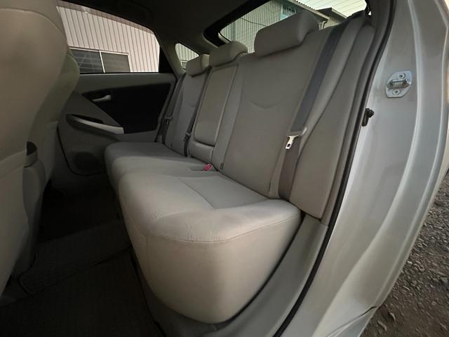 プリウス Ｓツーリングセレクション　１年保証付き／禁煙車／ＬＥＤヘッドライト／フォグランプ／ＥＴＣ／フルセグＴＶ／ＢＴ再生／ＣＤ・ＤＶＤ再生／オートライト／ステアリングスイッチ／パワーウィンドウ／電格ミラー／スマートキー／衝突安全ボディ（21枚目）