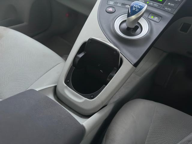プリウス Ｓツーリングセレクション　１年保証付き／禁煙車／ＬＥＤヘッドライト／フォグランプ／ＥＴＣ／フルセグＴＶ／ＢＴ再生／ＣＤ・ＤＶＤ再生／オートライト／ステアリングスイッチ／パワーウィンドウ／電格ミラー／スマートキー／衝突安全ボディ（35枚目）