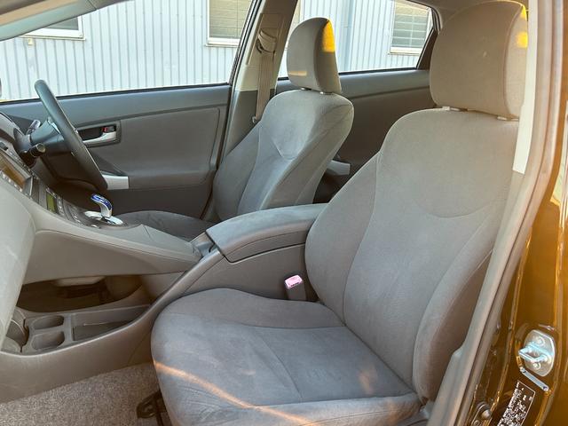 プリウス Ｓツーリングセレクション　１年保証付き／純正ナビ／ＬＥＤヘッドライト／フォグランプ／ＥＴＣ／バックカメラ／ＢＴ再生／フルセグＴＶ／ＣＤ・ＤＶＤ再生／ステアリングスイッチ／スマートキー／オートライト／パワーウィンドウ／電格ミラー（19枚目）