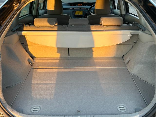 プリウス Ｓツーリングセレクション　１年保証付き／純正ナビ／ＬＥＤヘッドライト／フォグランプ／ＥＴＣ／バックカメラ／ＢＴ再生／フルセグＴＶ／ＣＤ・ＤＶＤ再生／ステアリングスイッチ／スマートキー／オートライト／パワーウィンドウ／電格ミラー（22枚目）