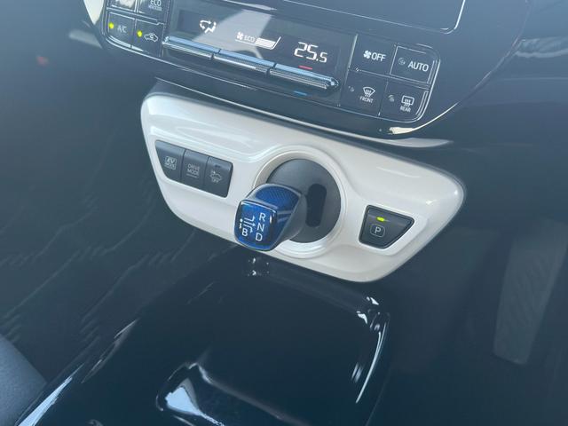 プリウス Ｓセーフティプラス　１年保証付き／禁煙車／トヨタセーフティセンス／クリアランスソナー／ドラレコ／ＬＥＤヘッド／フォグ／ＥＴＣ／Ｂカメラ／フルセグＴＶ／ＢＴ再生／クルコン／ＣＤ・ＤＶＤ再生／オートライト／電動格納ミラー／（34枚目）