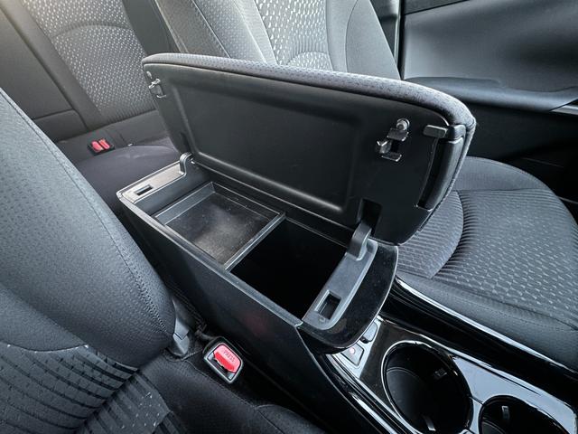 プリウス Ｓセーフティプラス　１年保証付き／禁煙車／トヨタセーフティセンス／クリアランスソナー／ドラレコ／ＬＥＤヘッド／フォグ／ＥＴＣ／Ｂカメラ／フルセグＴＶ／ＢＴ再生／クルコン／ＣＤ・ＤＶＤ再生／オートライト／電動格納ミラー／（36枚目）