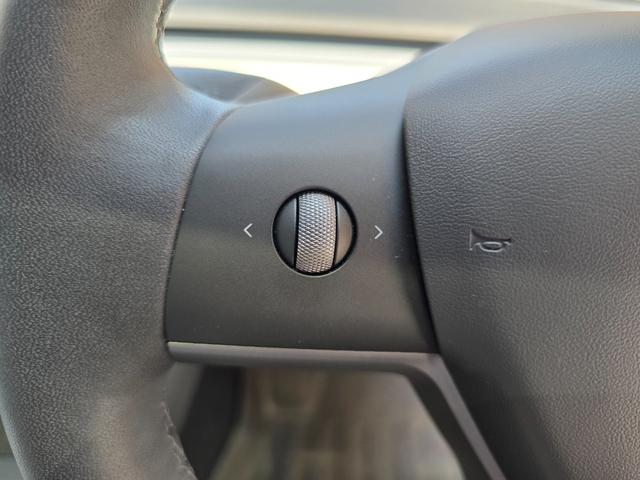 モデル３ スタンダードレンジプラス　ＥＴＣ　オートクルーズコントロール　ナビ　アルミホイール　サンルーフ　ＣＶＴ　電動リアゲート　Ｂｌｕｅｔｏｏｔｈ　ＡＢＳ　エアコン　パワーステアリング　パワーウィンドウ　運転席エアバッグ（4枚目）
