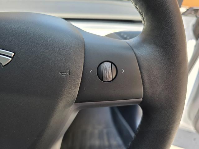 モデル３ スタンダードレンジプラス　ＥＴＣ　オートクルーズコントロール　ナビ　アルミホイール　サンルーフ　ＣＶＴ　電動リアゲート　Ｂｌｕｅｔｏｏｔｈ　ＡＢＳ　エアコン　パワーステアリング　パワーウィンドウ　運転席エアバッグ（5枚目）
