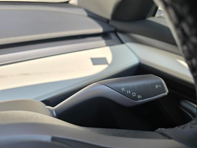 モデル３ スタンダードレンジプラス　ＥＴＣ　オートクルーズコントロール　ナビ　アルミホイール　サンルーフ　ＣＶＴ　電動リアゲート　Ｂｌｕｅｔｏｏｔｈ　ＡＢＳ　エアコン　パワーステアリング　パワーウィンドウ　運転席エアバッグ（7枚目）