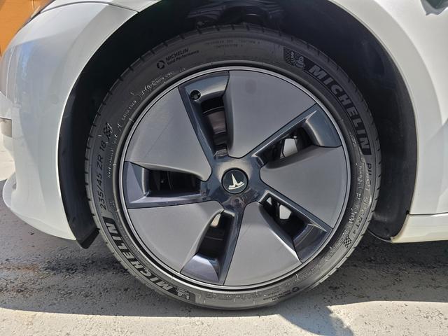 モデル３ スタンダードレンジプラス　ＥＴＣ　オートクルーズコントロール　ナビ　アルミホイール　サンルーフ　ＣＶＴ　電動リアゲート　Ｂｌｕｅｔｏｏｔｈ　ＡＢＳ　エアコン　パワーステアリング　パワーウィンドウ　運転席エアバッグ（26枚目）