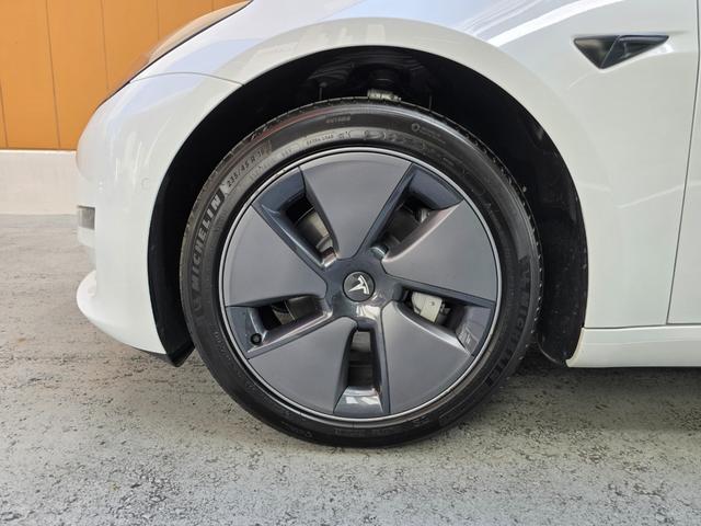 モデル３ 　ＥＴＣ　バックカメラ　サイドカメラ　ＣＶＴ　アルミホイール　Ｂｌｕｅｔｏｏｔｈ　サンルーフ（10枚目）