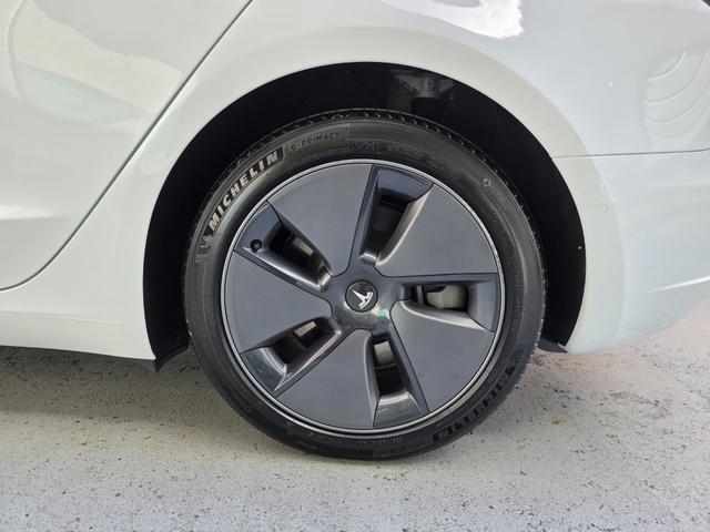 モデル３ 　ＥＴＣ　バックカメラ　サイドカメラ　ＣＶＴ　アルミホイール　Ｂｌｕｅｔｏｏｔｈ　サンルーフ（11枚目）