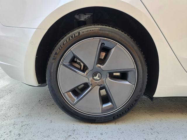 モデル３ 　ＥＴＣ　バックカメラ　サイドカメラ　ＣＶＴ　アルミホイール　Ｂｌｕｅｔｏｏｔｈ　サンルーフ（12枚目）