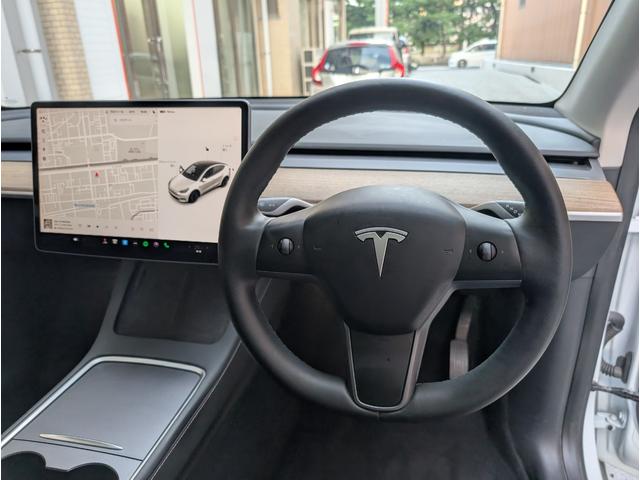 モデルＹ ベースグレード　バックカメラ　サイドカメラ　クリアランスソナー　パワーシート　サンルーフ　ナビ　ＣＶＴ　Ｂｌｕｅｔｏｏｔｈ　ＡＢＳ　ＥＳＣ　エアコン　パワーステアリング（3枚目）
