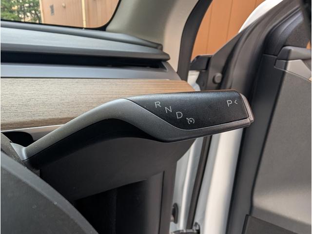 モデルＹ ベースグレード　バックカメラ　サイドカメラ　クリアランスソナー　パワーシート　サンルーフ　ナビ　ＣＶＴ　Ｂｌｕｅｔｏｏｔｈ　ＡＢＳ　ＥＳＣ　エアコン　パワーステアリング（10枚目）