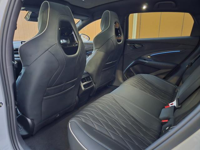 シール ベースグレード　保証継承　ワンオーナー　禁煙車　ガラスル－フ　ＣａｒＰｌａｙ対応　全周囲カメラ　レザーシート　アダプティブクルーズコントロール　純正ナビゲーション（51枚目）