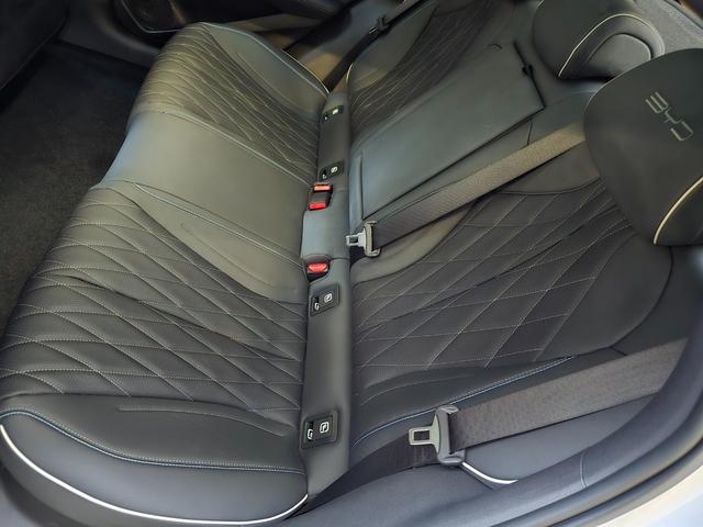 シール ベースグレード　保証継承　ワンオーナー　禁煙車　ガラスル－フ　ＣａｒＰｌａｙ対応　全周囲カメラ　レザーシート　アダプティブクルーズコントロール　純正ナビゲーション（71枚目）