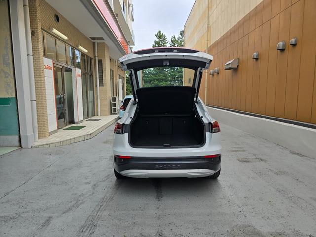 Q4スポーツバック e-トロン 40e-トロン アドバンスド 新車保証継承 記録簿付 スペアキー付 全周囲カメラ クリアランスソナー アダプティブーズコントロール パワーシート 衝突被害軽減システム アルミホイール シートヒーター(30枚目)