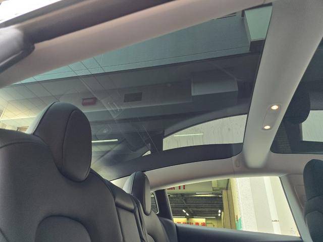 モデル３ ロングレンジ　ＡＷＤ　オートパイロット　ワンオーナー　禁煙車　保証継承　バッテリ保証　ＥＴＣ　パークアシスト　バックカメラ　サイドカメラ（61枚目）