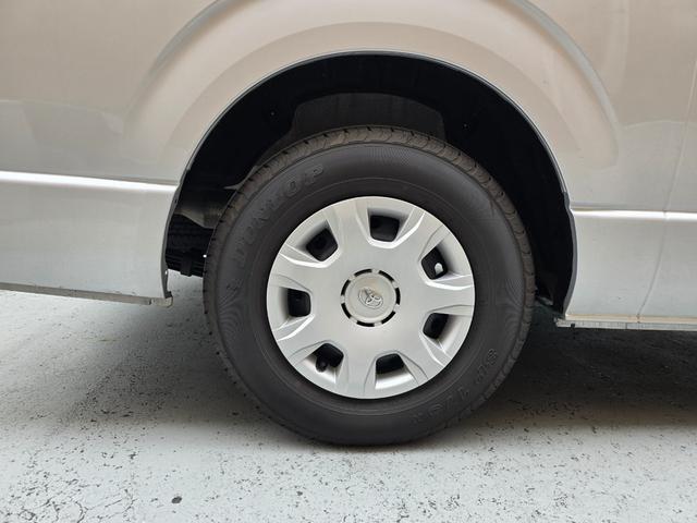 ハイエースワゴン グランドキャビン スーパーロング 令和7年式 10人乗り 片側電動スライドドア 全周囲カメラ スペアキー有 フルセグTV AppleCarPlay ETC 純正ホイール ワンオーナー 新車保証継承 記録簿(22枚目)