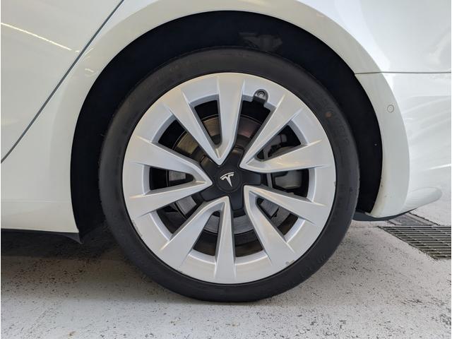 モデル３ スタンダードレンジプラス　バックカメラ　サイドカメラ　ナビ　クリアランスソナー　オートクルーズコントロール　パワーシート　ＣＶＴ　アルミホイール　ＡＢＳ　エアコン　パワーウィンドウ　運転席エアバッグ　助手席エアバッグ（62枚目）