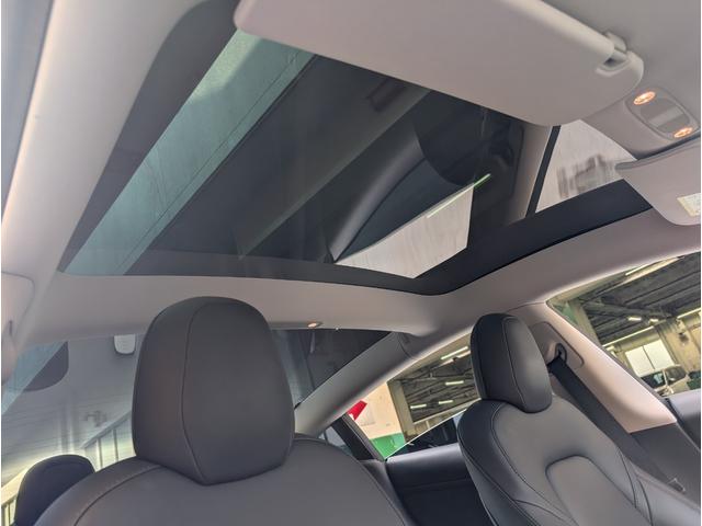 モデル３ スタンダードレンジプラス　黒内装　ブラックレザー　クリアランスソナー　バックカメラ　サイドカメラ　ナビ　アルミホイール　サンルーフ　ＡＴ　パワーシート　Ｂｌｕｅｔｏｏｔｈ　エアコン　パワーウィンドウ（9枚目）