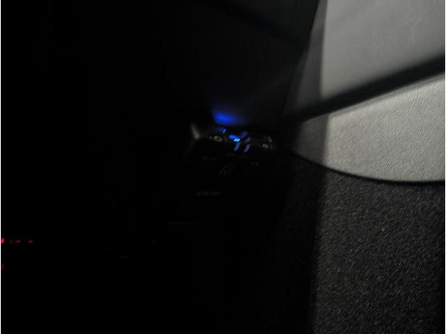 モデル３ スタンダードレンジプラス　ＥＴＣ　オートクルーズコントロール　バックカメラ　サイドカメラ　ナビ　アルミホイール　オートマチックハイビーム　サンルーフ　ＣＶＴ　パワーシート　Ｂｌｕｅｔｏｏｔｈ　ＡＢＳ　エアコン　運転席エアバッグ（11枚目）