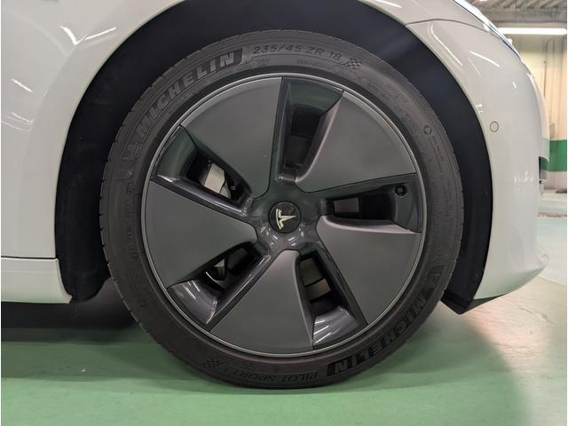 モデル３ スタンダードレンジプラス　ＥＴＣ　オートクルーズコントロール　バックカメラ　サイドカメラ　ナビ　アルミホイール　オートマチックハイビーム　サンルーフ　ＣＶＴ　パワーシート　Ｂｌｕｅｔｏｏｔｈ　ＡＢＳ　エアコン　運転席エアバッグ（23枚目）