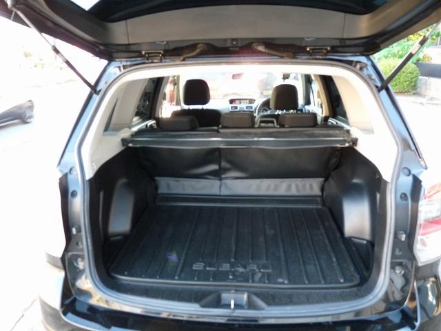 フォレスター ２．０ｉ－Ｌ　１オーナー車．純正６速ＭＴ後期型ナビ地デジフルセグＴＶ　バックカメラＥＴＣインテリアＰＫＧＳＴＩフレキシブルタワーバー全席シートヒータースマートキークルコンＬＥＤライト取説保証書スペアキー１７インチ（17枚目）