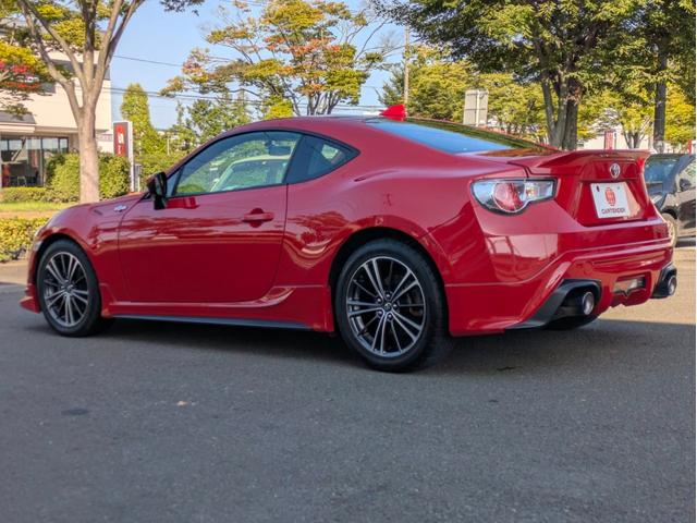 86 GT 12ヶ月走行無制限保証 6速MT TRDエアロ 純正17インチホイール ナビ 内装カスタム フェンダー加工済(12枚目)