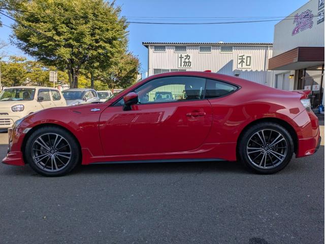 86 GT 12ヶ月走行無制限保証 6速MT TRDエアロ 純正17インチホイール ナビ 内装カスタム フェンダー加工済(13枚目)