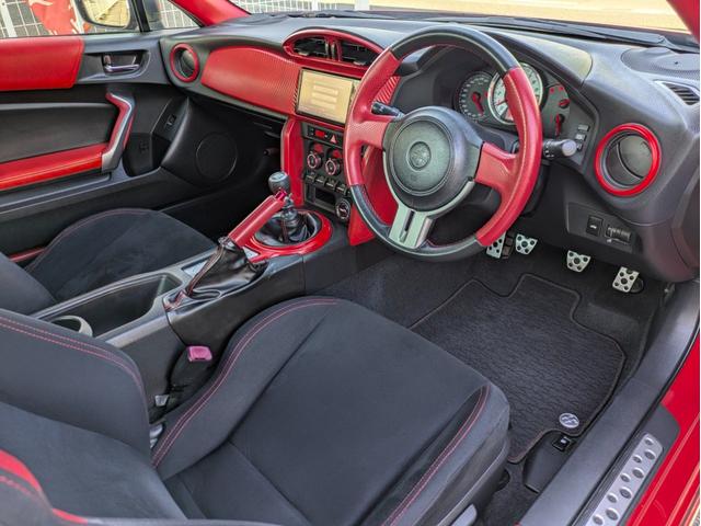 86 GT 12ヶ月走行無制限保証 6速MT TRDエアロ 純正17インチホイール ナビ 内装カスタム フェンダー加工済(19枚目)