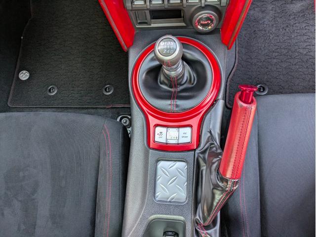 86 GT 12ヶ月走行無制限保証 6速MT TRDエアロ 純正17インチホイール ナビ 内装カスタム フェンダー加工済(27枚目)